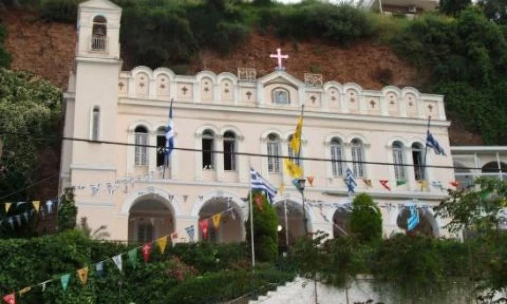Ιερόσυλοι έκλεψαν τάματα από την Παναγία Τρυπητή στο Αίγιο- €3.000 τα κέρδη των δραστών (Εικόνες)